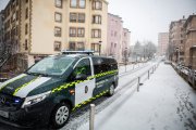 Una furgoneta de la Guardia Civil circula por Soria capital bajo la nieve.