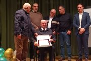 Jesús Palomar recibe una placa conmemorativa por sus 100 años.