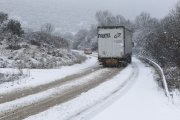 Hay más de una treintena de tramos con dificultad para circular por la nieve y el hielo en la red viaria soriana.