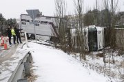 Camión volcado en la nieve en Cadosa.