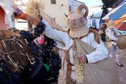 Un zarrón, con su cesta de mimbre y el saco lleno de paja, reparte manojos entre los vecinos en pleno Carnaval de Borobia, una de las tradiciones más singulares de Soria.