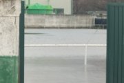 Entrada al campo de fútbol de Garray, totalmente inundado.