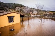 Casa rodeada por el agua en las cercanías del Cañón de Río Lobos en Soria