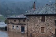 El río Duero desbordado en Salduero a punto de entrar en las casas.