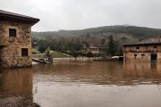 El río Duero desbordado en Salduero, a punto de entrar en las casas.