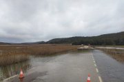 La crecida de la Laguna de Calatañazor ha invadido la carretera entre esta localidad soriana y Muriel de la Fuente.