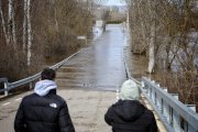 El desbordamiento del río alcanza a la carretera de acceso al casco urbano de Garray.