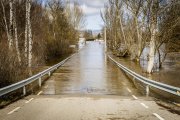 El personal de emergencias trabajó a destajo para paliar los problemas de la riada