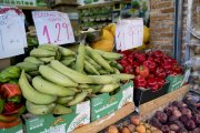 Archivo - Precios en una frutería, a 11 de agosto de 2023, en Móstoles, Madrid (España).