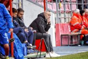 El técnico del Numancia, Ángel Rodríguez, observando el encuentro desde el banquillo.