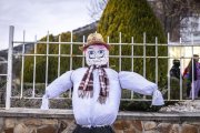 El Perico Paja, ataviado con ropa tradicional y rostro dibujado a mano, recorre Fuentetoba antes de arder en la hoguera que marca el clímax del Carnaval soriano.