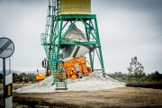 El camión, claramente dañado tras caer la tolva y una gran cantidad de sal.