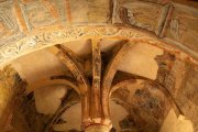 La columna central que se abre como una palmera es el elemento más sorprendente de la Ermita de San Baudelio, una solución arquitectónica única del siglo XI.