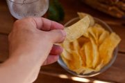 Una patata frita crujiente recién tomada del cuenco, el gesto más sencillo que confirma que cuando el producto es bueno, no necesita presentación.