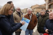 La presidenta de la Confederación Hidrográfica del Duero, María Jesús Lafuente ,conversa con representantes de la comunidad de regantes de Ines y Eza, tras las inundaciones del Duero en Soria.
