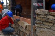 Última hacendera en el pueblo para seguir levantando El Refugio de Sarnago, que podría estrenar el aislante..
