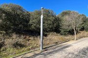 Una de las farolas rotas en las márgenes del Duero en Soria.