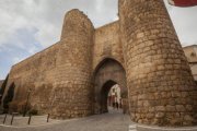 Una de las puertas del recinto amurallado de Almazán, ejemplo del poder defensivo y el legado medieval que aún conserva la villa soriana.