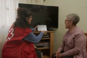 Voluntarios de Cruz Roja instalando uno de los asistentes virtuales para combatir la soledad de los mayores.