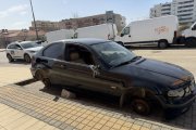 Detalle de un coche evidentemente vandalizado en la zona de Los Royales.