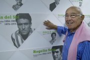 Luis del Sol posa junto a un cartel con su imagen.