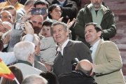 Feijóo y Mañueco se toman un 'selfie' en el acto en Ávila