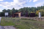 Sobre estas líneas, la casa del parque de la Laguna Negra.