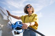 Mujer reposta en gasolinera