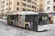 Un autobús urbano en la calle Sagunto.