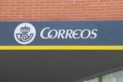 Archivo - Imagen de una oficina de Correos con el emblema de la empresa.