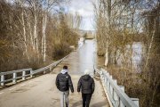 Carretera que une Garray y Tardesillas inundada en una foto de archivo.
