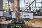 Guardia Civil en su puesto de trabajo frente a un ordenador.
