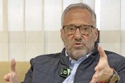 Carlos Pollán en un instante de la entrevista.