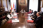 Reunión de la mañana de este miércoles entre Avanza y los sindicatos con mediación del Ayuntamiento que ha permitido desconvocar la huelga de transporte urbano.