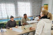 Alex Lozano, en el centro de la imagen, flanqueado de Natalia y Crescencio, en una mesa del colegio de Las Pedrizas, en Soria.