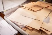 Una urna con papeletas en un colegio electoral.
