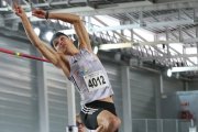Álex González participa en la prueba de salto de altura.