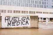 Los médicos se movilizan cada día en las puertas del Hospital Santa Bárbara.