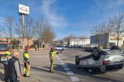 Los bomberos tratan de incorporar el coche volcado en el accidente de tráfico en Soria.