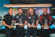 Javier del Santo, el segundo por la derecha, posa con el trofeo.