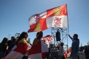 Archivo - Una persona sujeta una bandera de Castilla y León durante la festividad del Día de Castilla y León, a 23 de abril de 2024, en Villalar de los Comuneros, Valladolid, Castilla y León (España). Entre muchos otros políticos que visitarán Villalar de.