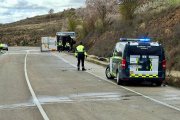 Una mujer ha fallecido en un accidente de tráfico al colisionar su vehículo con un camión.