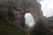 La Cueva “El Huevo”, en Torrevicente, destaca por su gran oquedad natural en la roca, origen de una de las leyendas más curiosas de Soria