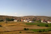 Dévanos se integra en el paisaje agrícola soriano con una estética marcada por la sencillez y la armonía rural