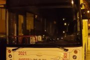 El vehículo parado en la calle Cortes hace unos minutos.