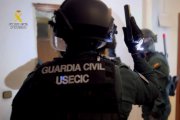 Entrada de la Guardia Civil al domicilio registrado en la operación contra el tráfico ilícito de medicamentos.