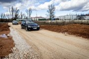 Camino que tuvo que arreglarse para acceder a la empresa Soria Natural, afectada por inundaciones.