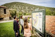 Una familia consulta el mapa de Valdelavilla, el pueblo de Soria que pasó de la despoblación a motor del turismo de calidad.