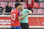 Álex Rivas habla con Fabio Conte durante su visita a Los Pajaritos de la pasada temporada.