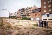 Suárez Quiñones visitó la parcela donde se construirán las viviendas.